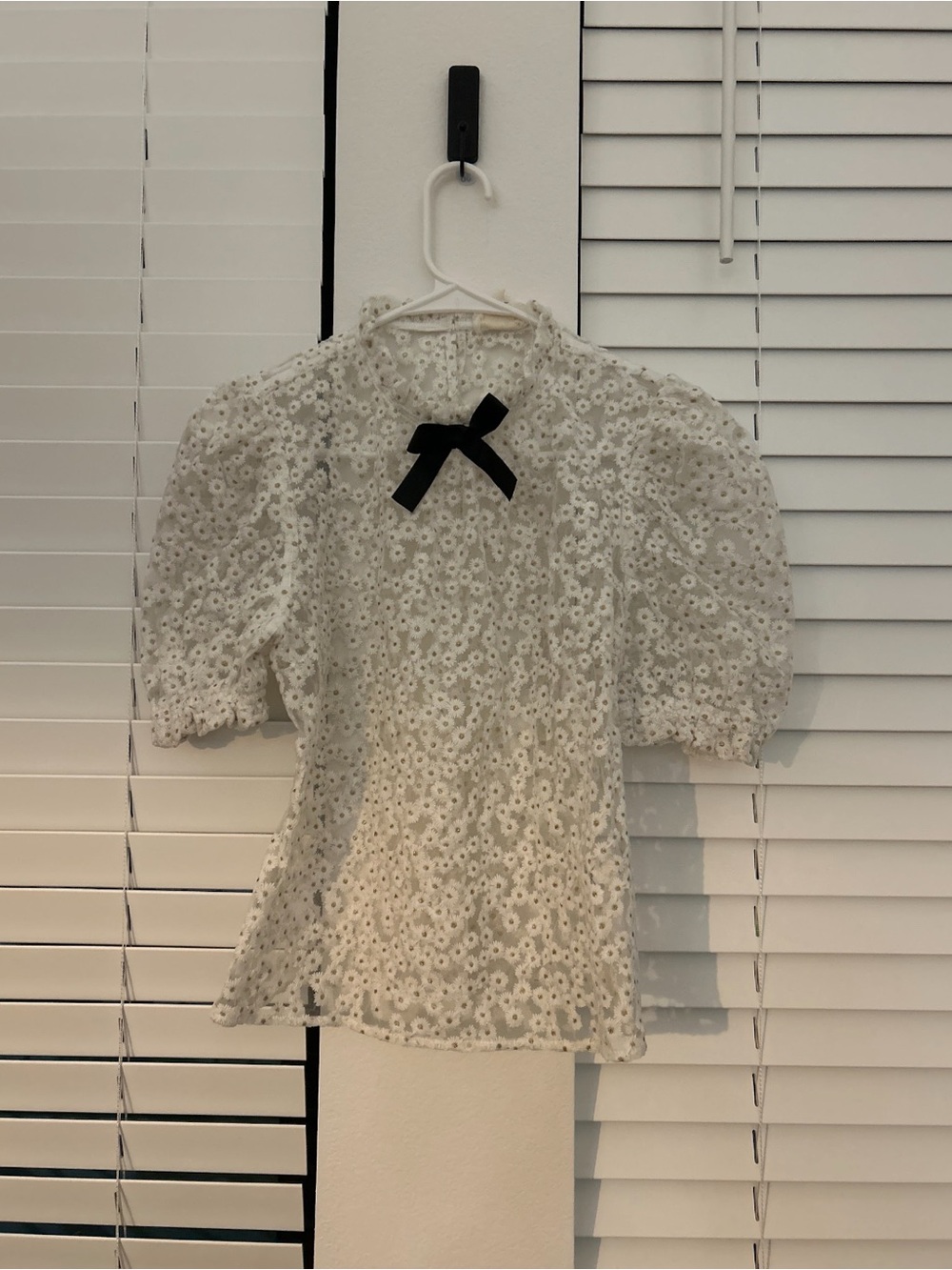 En Elly Anthropologie White Floral Lace Puff Sleeve Bow Blouse